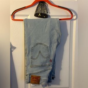 Light blue Levi’s ribcage straight ankle jeans